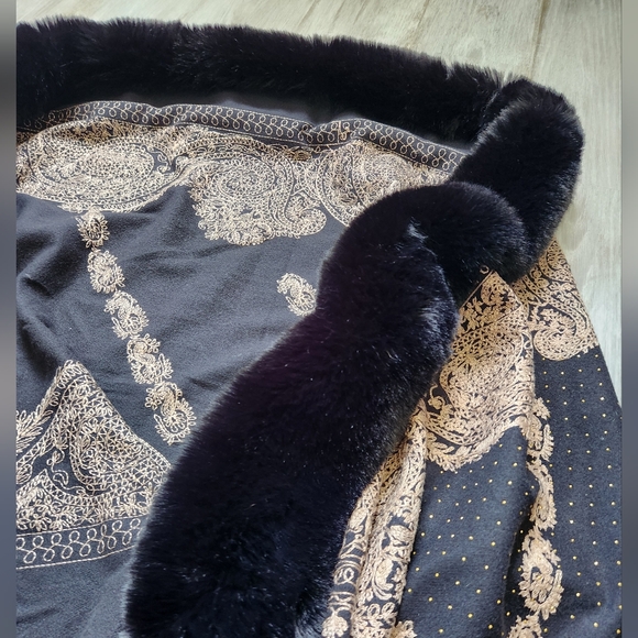 La Fiorentina Embellished Faux Fur Shawl Wrap Ruana Black Gold Tassels Soft Warm - Picture 2 of 6